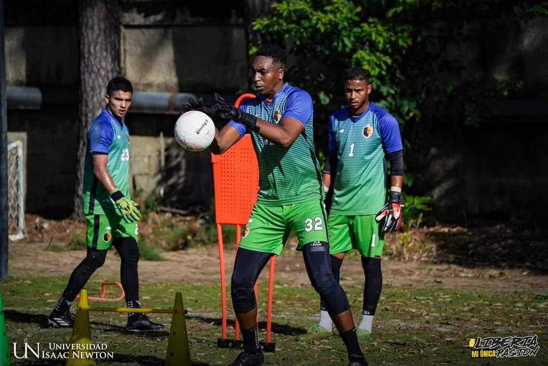 Esteban Ruíz espera convencer a los liberianos a punta de atajadas.