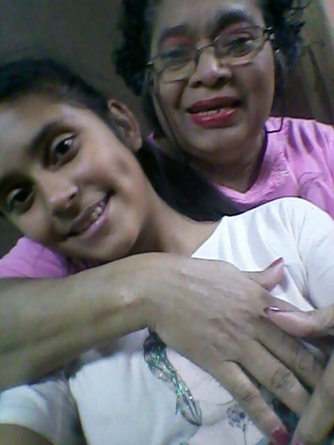 doña Francisca Obando Molina, una alajueliteña que venció al coronavirus después de una gran batalla, la cual arrancó el pasado 16 de julio. En la foto con su nieta Fiorella.