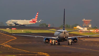 Vecinos denuncian que algo asqueroso que saldría del aeropuerto Juan Santamaría va a dar al río
