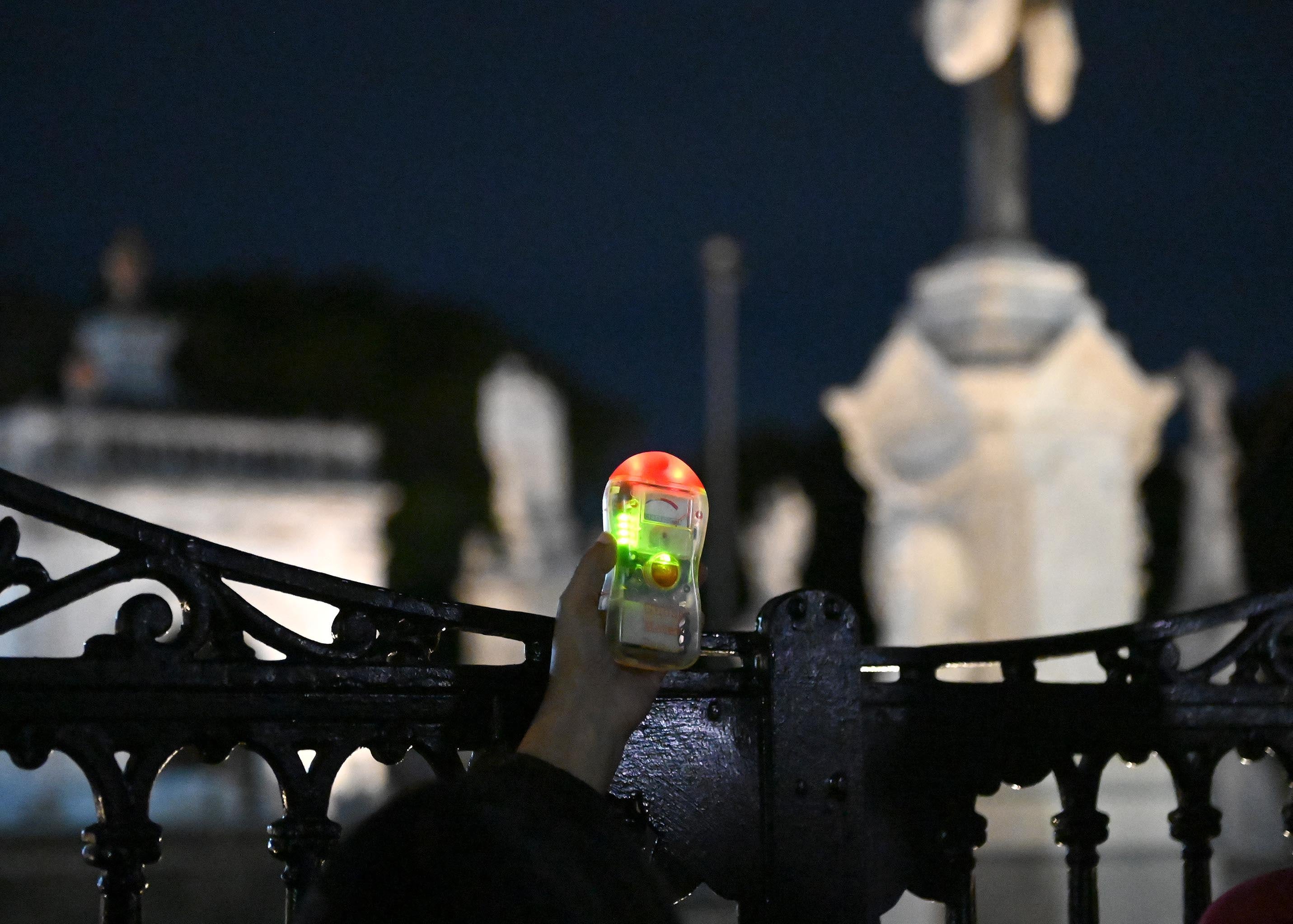 10 de mayo del 2025. San José. 18:00 hrs. Tour San José Encantado. Un grupo de 22 personas entre los 20 y 40 años participó en un recorrido por diferentes edificios y lugares de la capital en donde se ha comprobado la presencia de actividad paranormal.  El cementerio obrero, el general, el Museo de los Niños, La Clínica Bíblica; entre otros, forman parte del recorrido en el que Israel, el guía, explica en base a sus investigaciones y evidencias fotográficas y de audios los eventos fuera de lo natural que ocurren en esos espacios. En la foto: El grupo fue llevado en una buseta a las diferentes ubicaciones y el guía Israel narró los eventos que ahí ocurren. Los guías Israel Barrantes y Samantha Salas fueron los encargados de explicar el tour. Foto: Albert Marín para la Teja.
