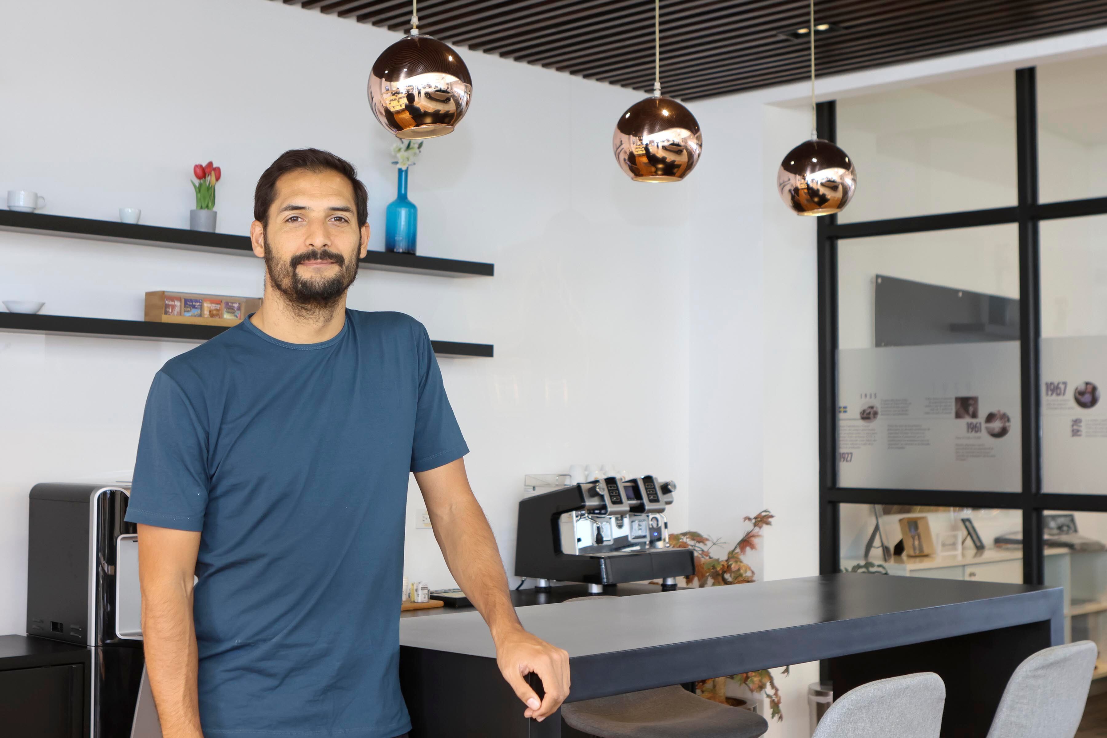 Celso Borges y su nuevo auto eléctrico de la marca Volvo