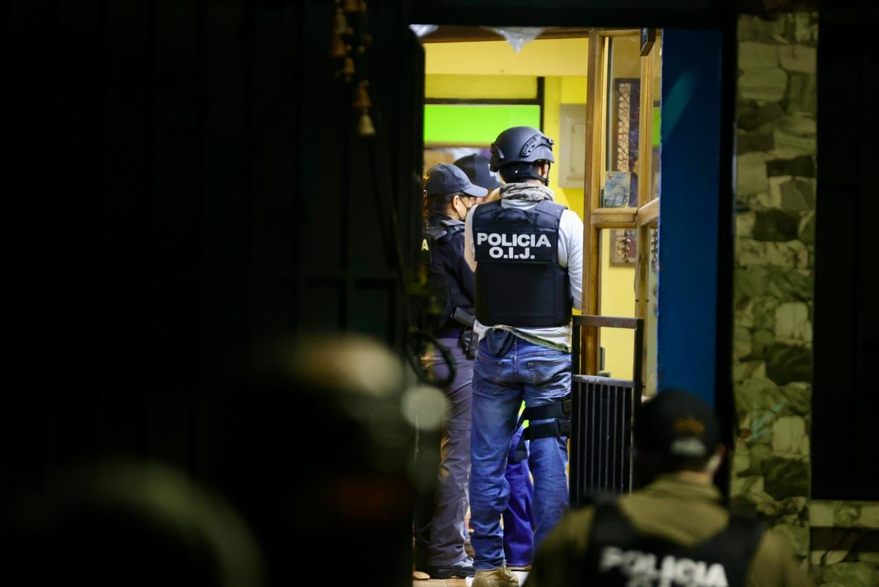 Agentes del OIJ y de la Policía de Control de Drogas (PCD), en coordinación con la Fiscalía Adjunta de Narcotráfico y delitos Conexos, ejecutaron al menos ocho allanamientos para detener al presunto líder criminal de la banda del Gordo Julio, de apellido Campos y otros miembros de su organización.