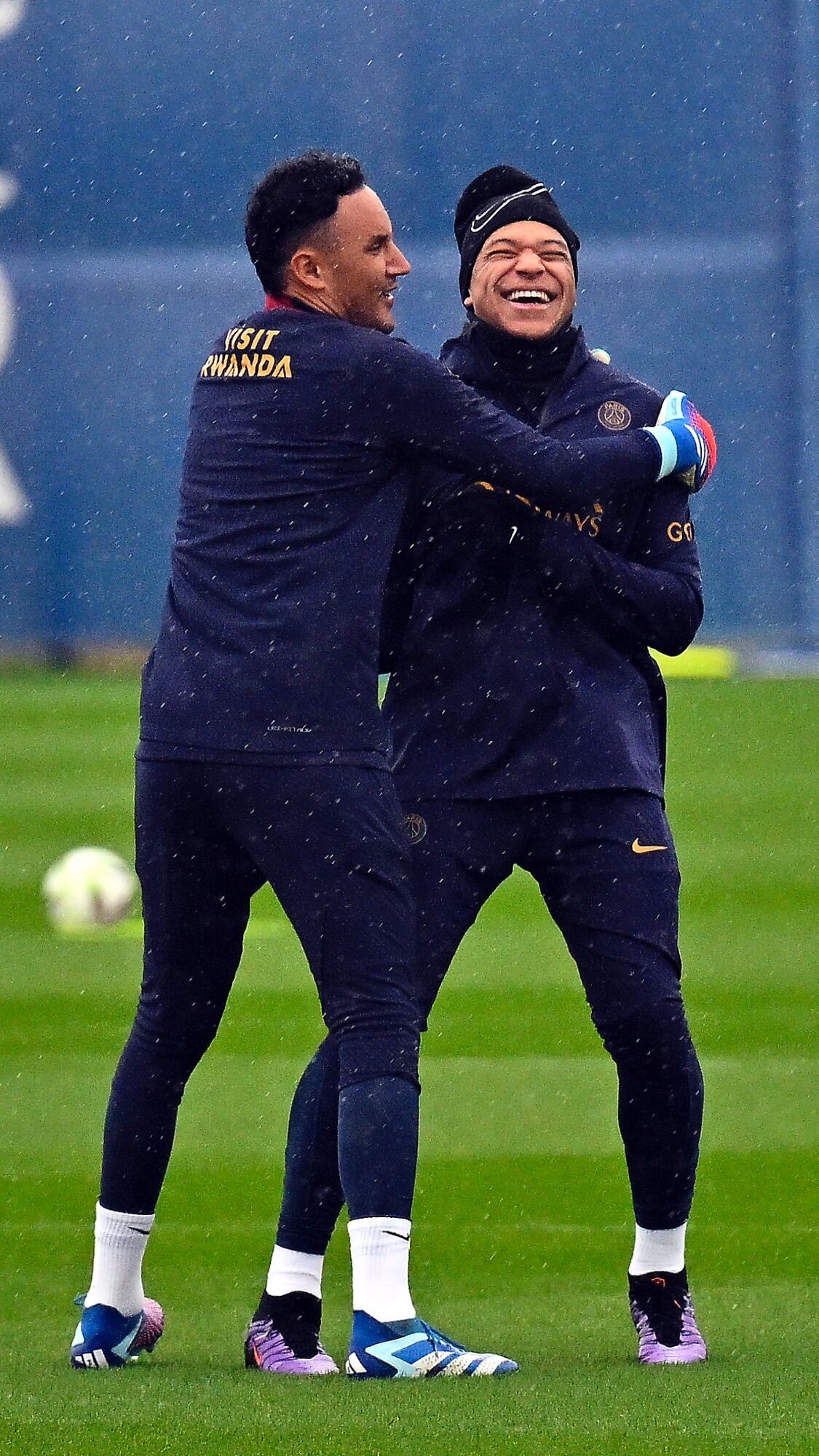 Keylor Navas subió esta foto con Kylian Mbappé en la que se muestran de gran ánimo. Foto: Instagram