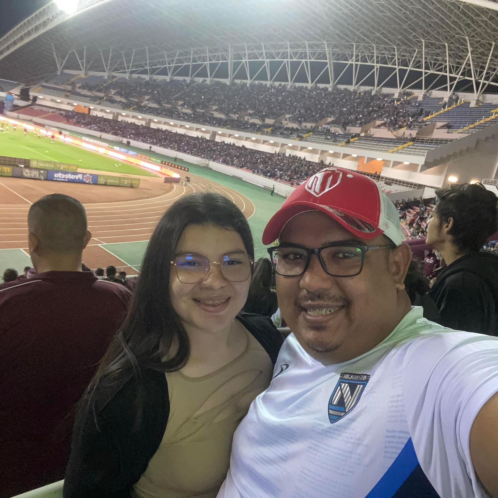 Periodista futbolero informa del fútbol de Nicaragua a compatriotas en Costa Rica. El comunicador nicaragüense se llama Nolan Tinoco. Nació hace 36 años en el barrio Juno Rodríguez del departamento de Estelí, la tercera ciudad más grande de Nicaragua.