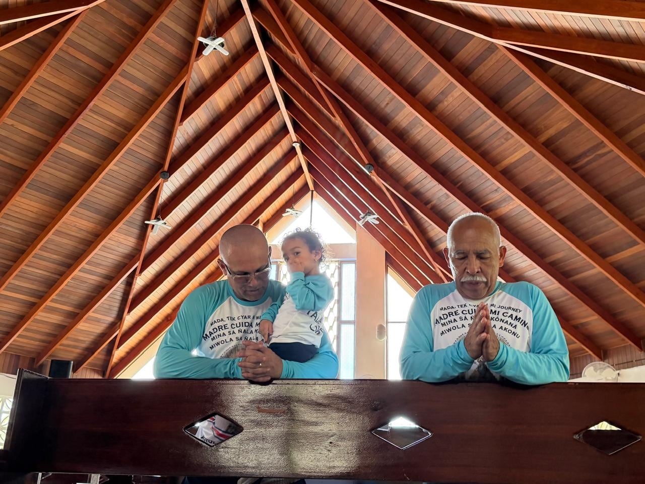Tres generaciones peregrinan, más de 200 kilómetros, desde Talamanca hasta donde La Negrita. En la foto, Pedro Córdoba López, de 68 años; su hijo Pedro Alexander Córdoba Solano, de 50; y la pequeña Auritz Amari Córdoba Cordero, de dos años.