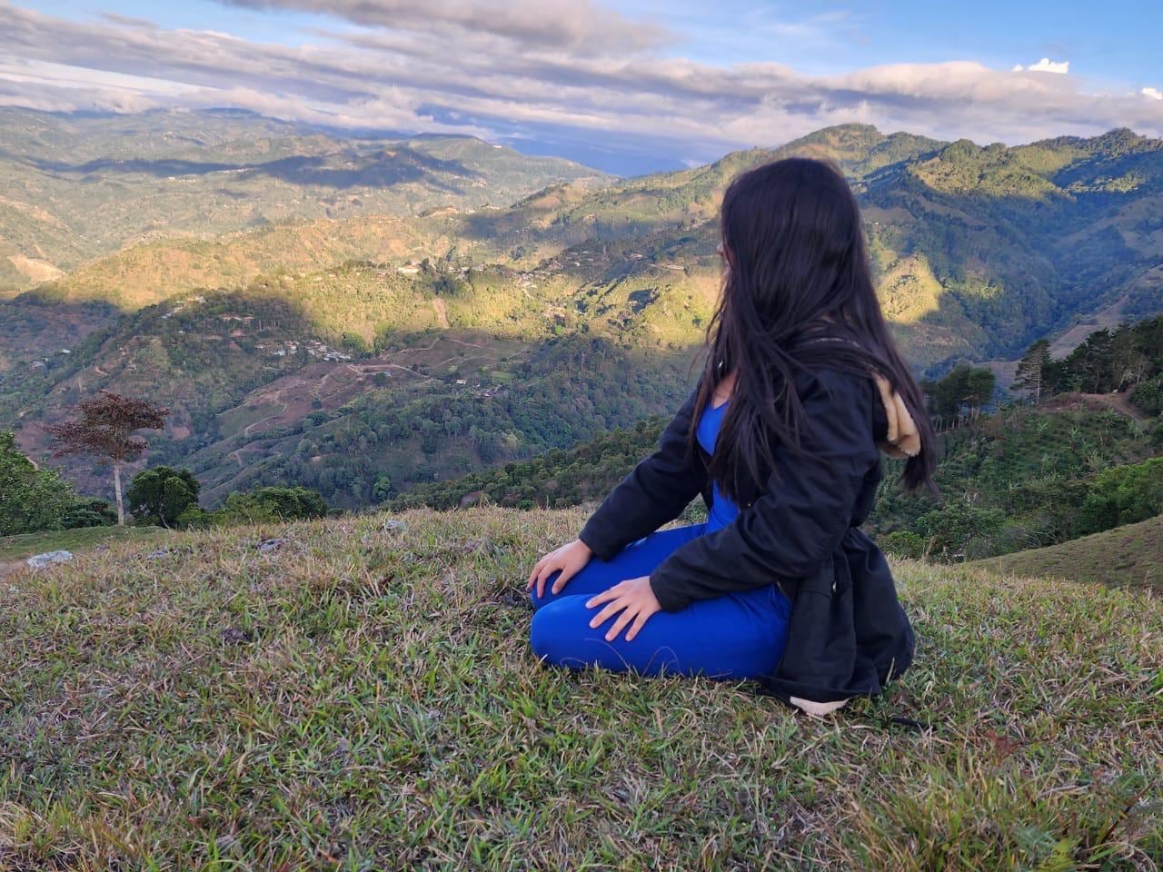 En Gravilias de Acosta, un pueblo rural al pie del cerro Dragón, rodeado de cafetales, ganado y cítricos, creció Deylin Masís Chinchilla, una joven de 17 años que se convirtió en orgullo nacional al obtener 900 puntos, la nota máxima, en el examen de admisión de la Universidad Nacional (UNA) para el ingreso 2026