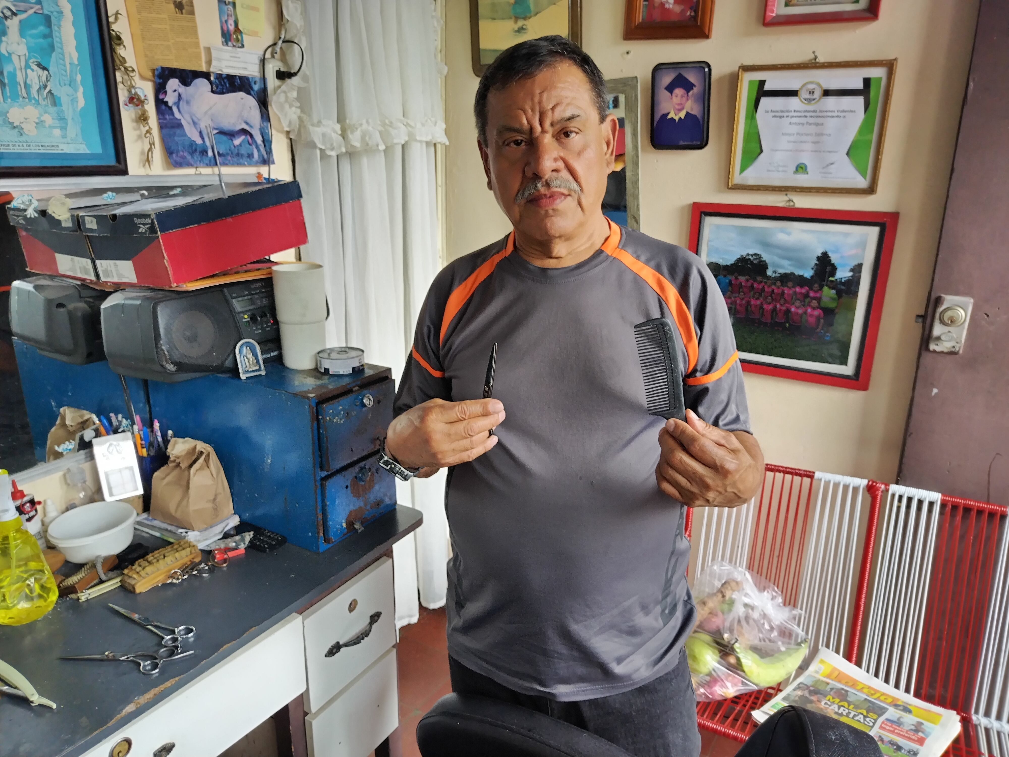Giovanni Paniagua Araya es nacido, criado y actualmente vive en el barrio Cristo Rey de San José. Tiene 40 años de ser barbero y nos asegura que por más barberías que abran nuevas, con cortes super locos y llenos de diseños, su clientela no se le va