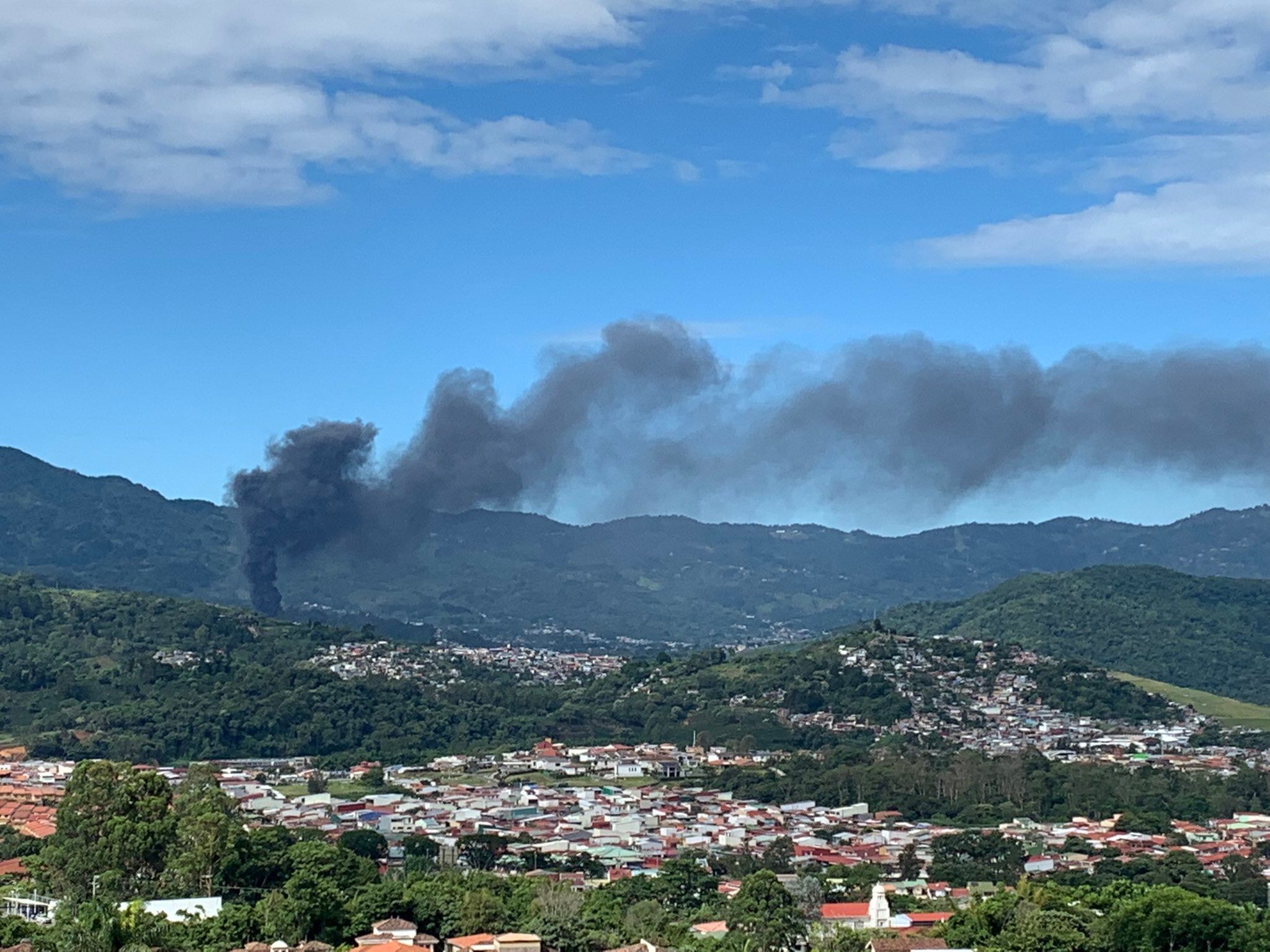 Incendio en deposito de llantas en Desamparados. Foto tomada de Twitter.
