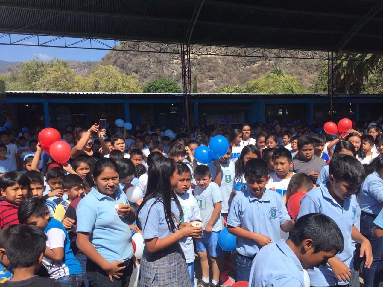 Tomasito recibido como estrella de rock en Guatemala