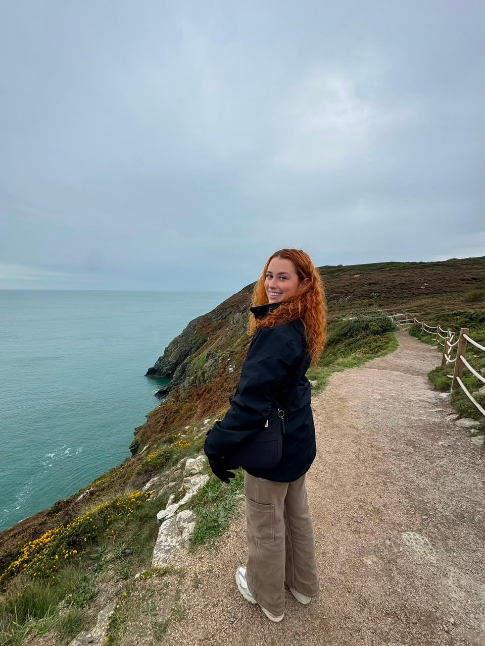 Diana Rosich, una joven de Escazú, llegó a Dublín para estudiar inglés y terminó organizando un paseo que reunió a 37 costarricenses entre paisajes irlandeses y mucha nostalgia por la patria.