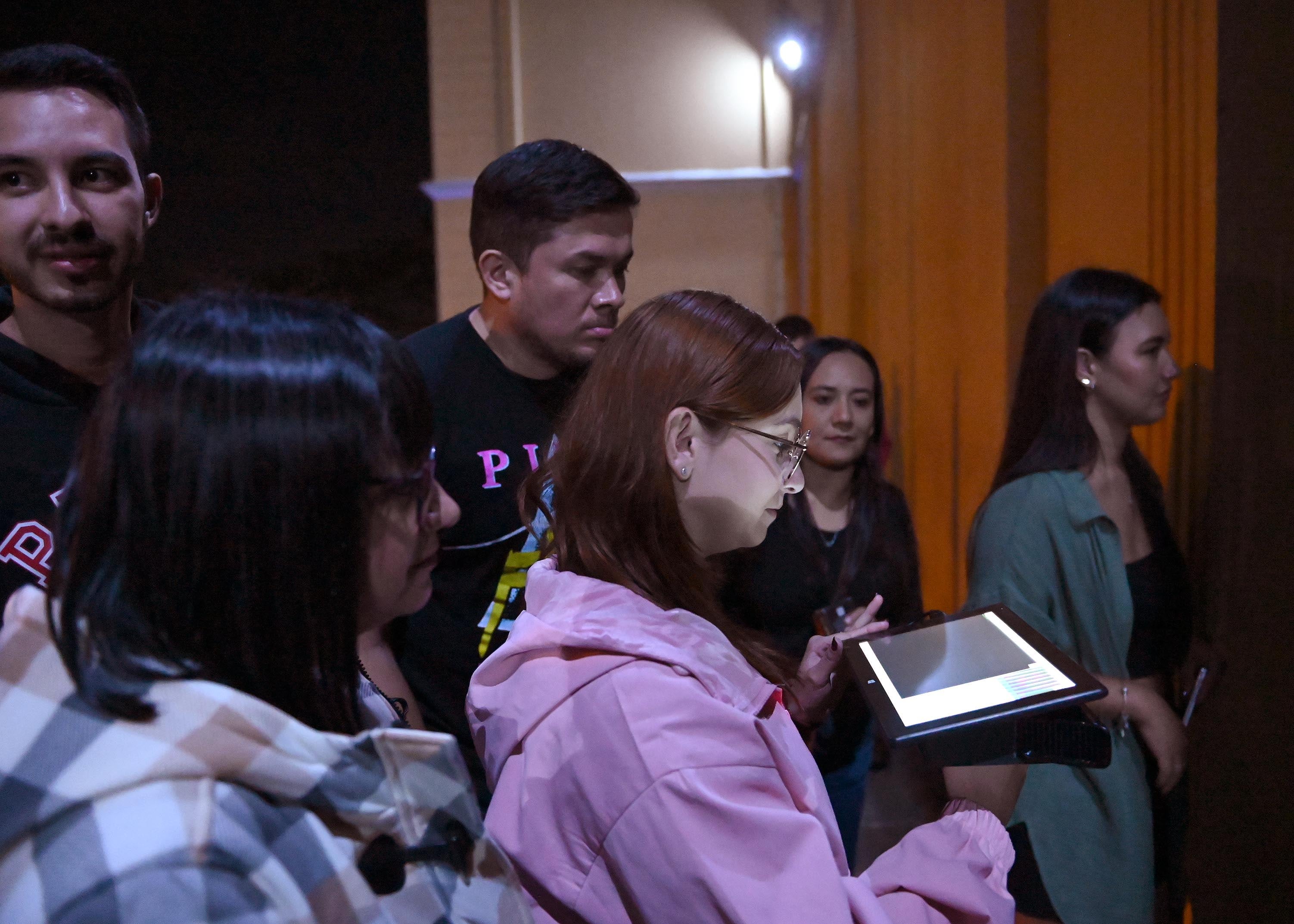 10 de mayo del 2025. San José. 18:00 hrs. Tour San José Encantado. Un grupo de 22 personas entre los 20 y 40 años participó en un recorrido por diferentes edificios y lugares de la capital en donde se ha comprobado la presencia de actividad paranormal.  El cementerio obrero, el general, el Museo de los Niños, La Clínica Bíblica; entre otros, forman parte del recorrido en el que Israel, el guía, explica en base a sus investigaciones y evidencias fotográficas y de audios los eventos fuera de lo natural que ocurren en esos espacios. En la foto: El grupo fue llevado en una buseta a las diferentes ubicaciones y el guía Israel narró los eventos que ahí ocurren. Los guías Israel Barrantes y Samantha Salas fueron los encargados de explicar el tour. Foto: Albert Marín para la Teja.