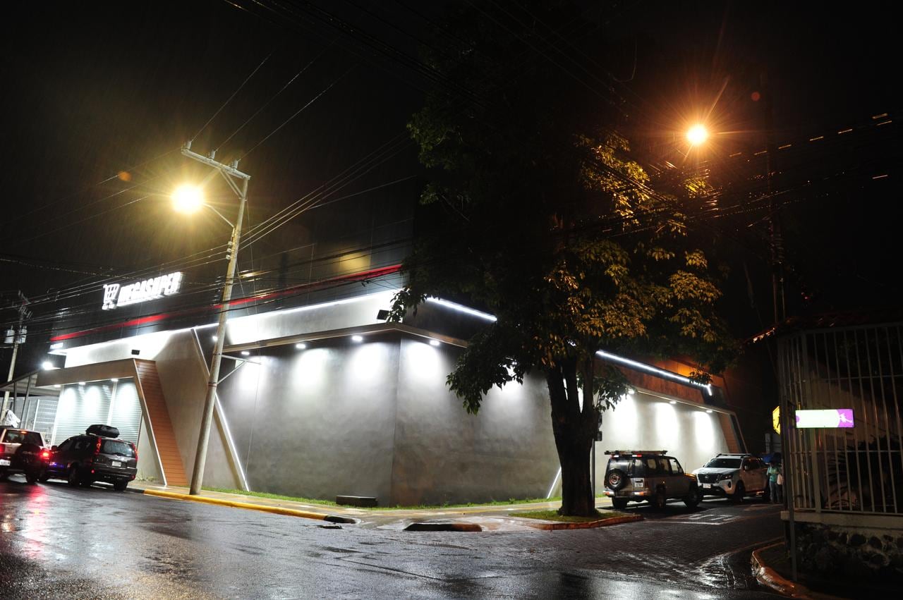 Nuevo Mega Super de Escazú, es el número 80 de la cadena de supermercados. 
El Roble, que ahora es el árbol más chineado de Escazú, fue salvado  de la muerte por supermercado Megasuper.