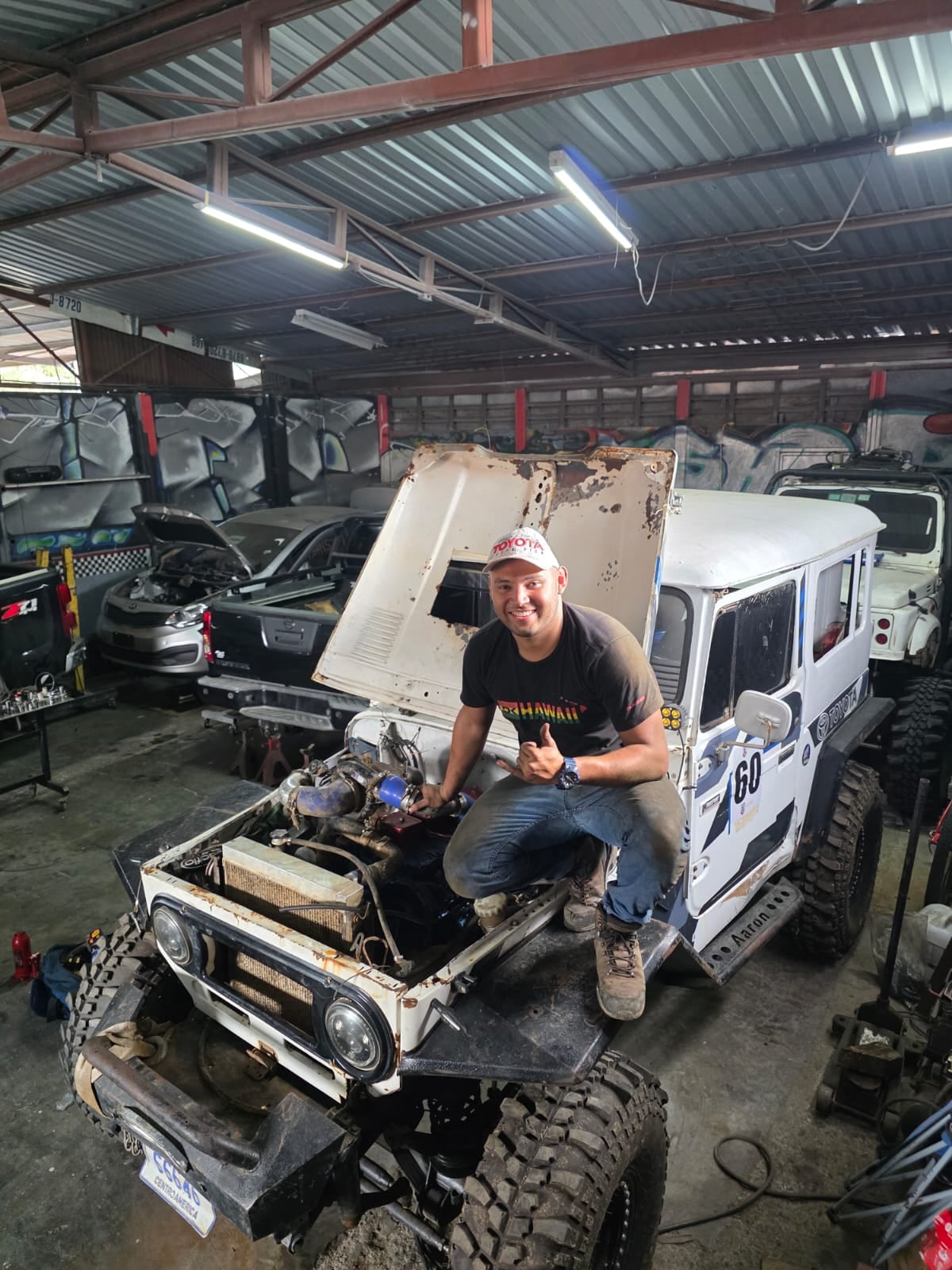 Andrés Juárez Mora vive enamorado de su Toyota Land Cruiser de 1976.