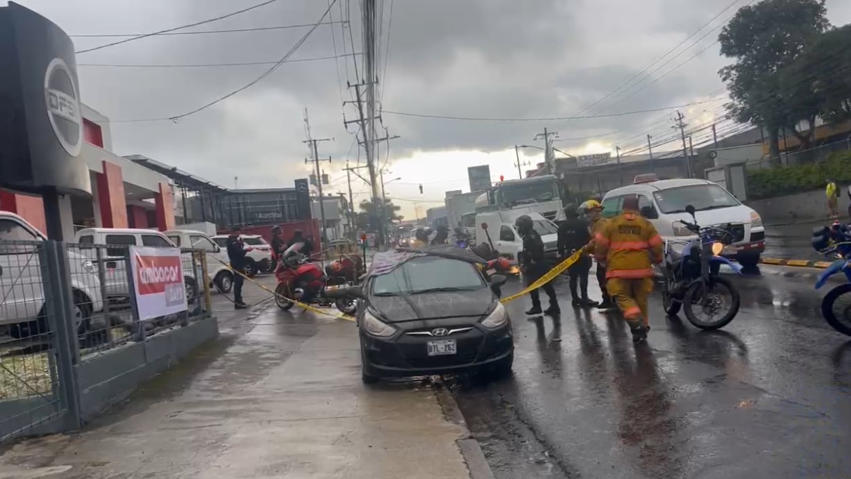 Dos hombres fallecidos al ser baleados frente a Cosevi, La uruca. Foto: Captura de video Bomberos