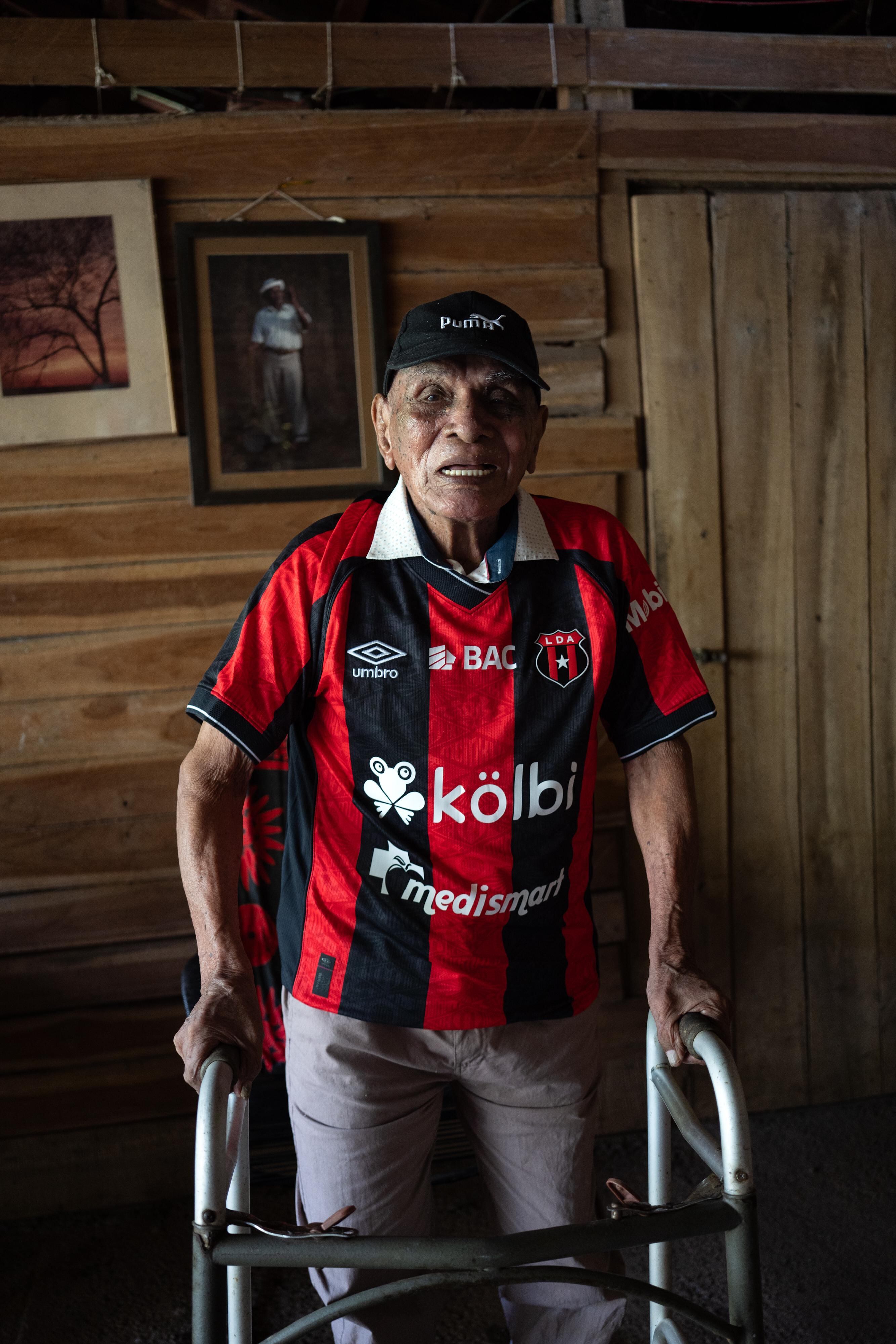 Don José Flores Flores, el hombre vivo de mayor edad en el planeta, está que no cabe de contento porque le regalaron lo que para él es un tesoro, la camiseta original de Liga Deportiva Alajuelense
