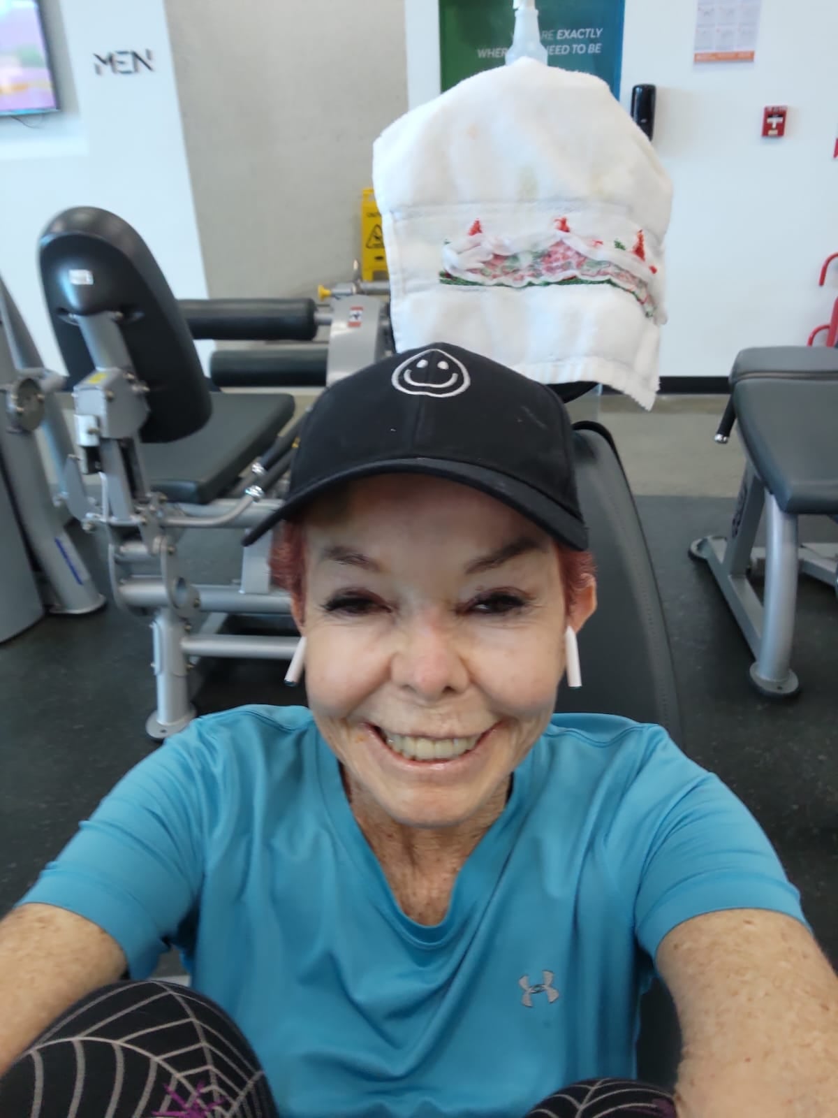 Amanda Moncada, creadora de contenido, demuestra su estilo activo con ropa deportiva mientras disfruta de su rutina en el gimnasio.