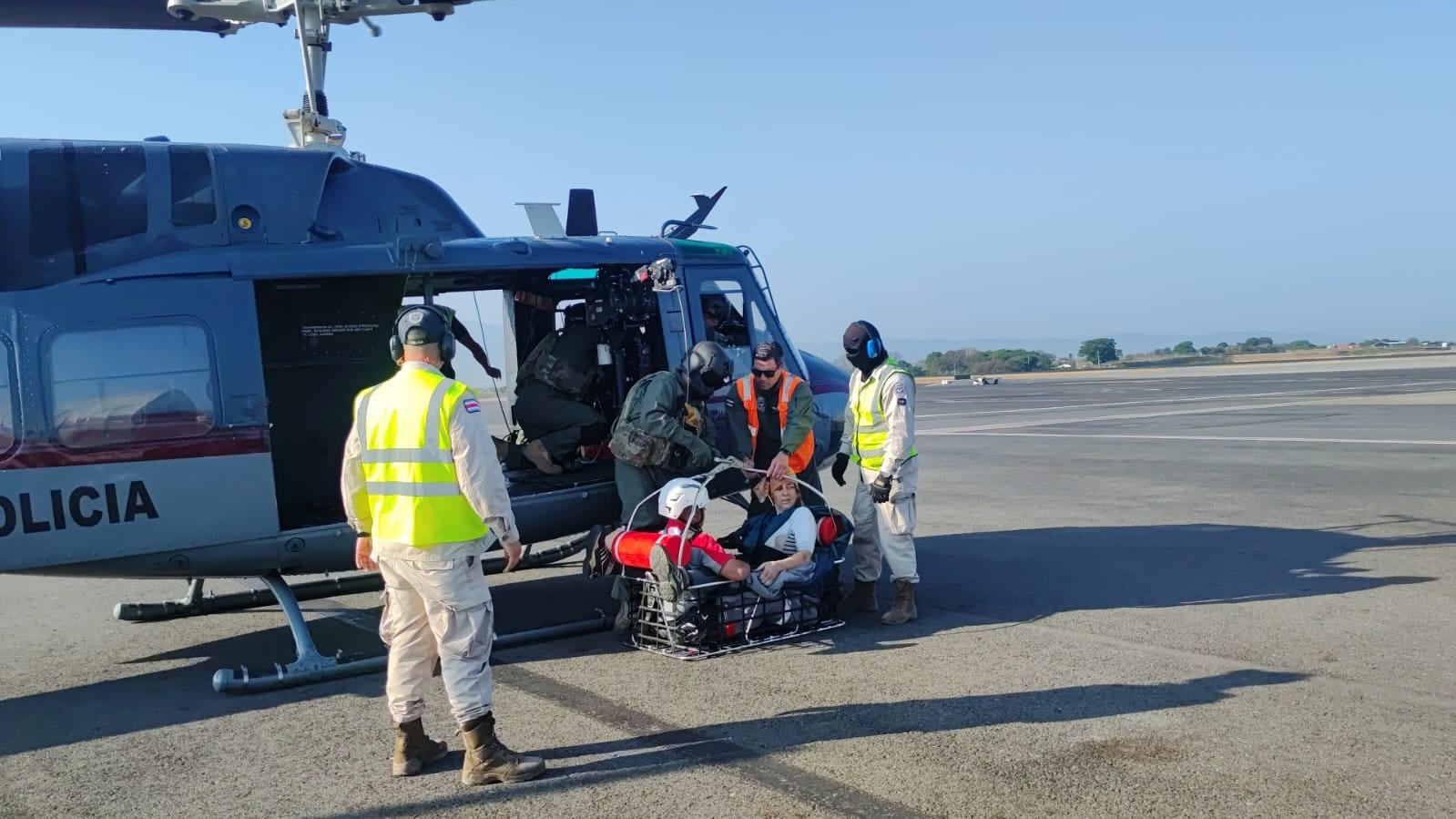 Rescate de la española de 39 años que sufrió fuertes golpes al caer en un cañón del río La Palma en el Volcán Turrialba.