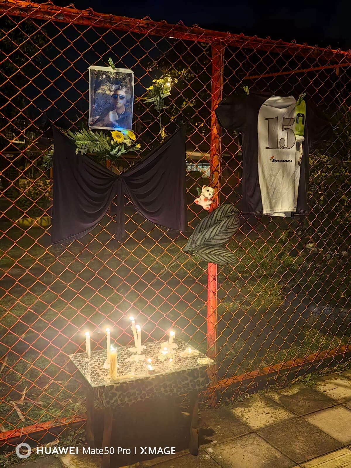 Este fue el altar que los vecinos y seres queridos de Michael hicieron en su honor.