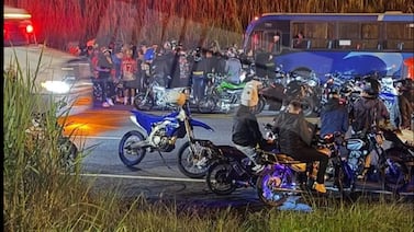 Dos hombres mueren en violento choque entre motocicleta y autobús en Alajuela