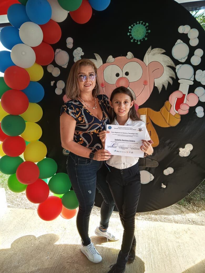 Isabella Gamboa Solano está en quinto año de la Escuela San Jerónimo de San Pedro, en Pérez Zeledón, gana primer lugar, en la Feria Científica, por su investigación “Los vapeadores una amenaza disfrazada de sabores”.