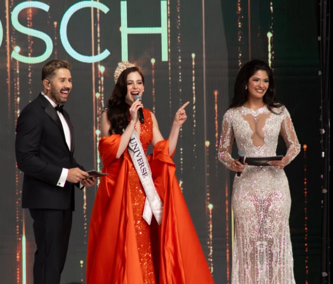 Omar Cascante y Sheynnis Palacios presentando el Miss Universe Costa Rica 2026