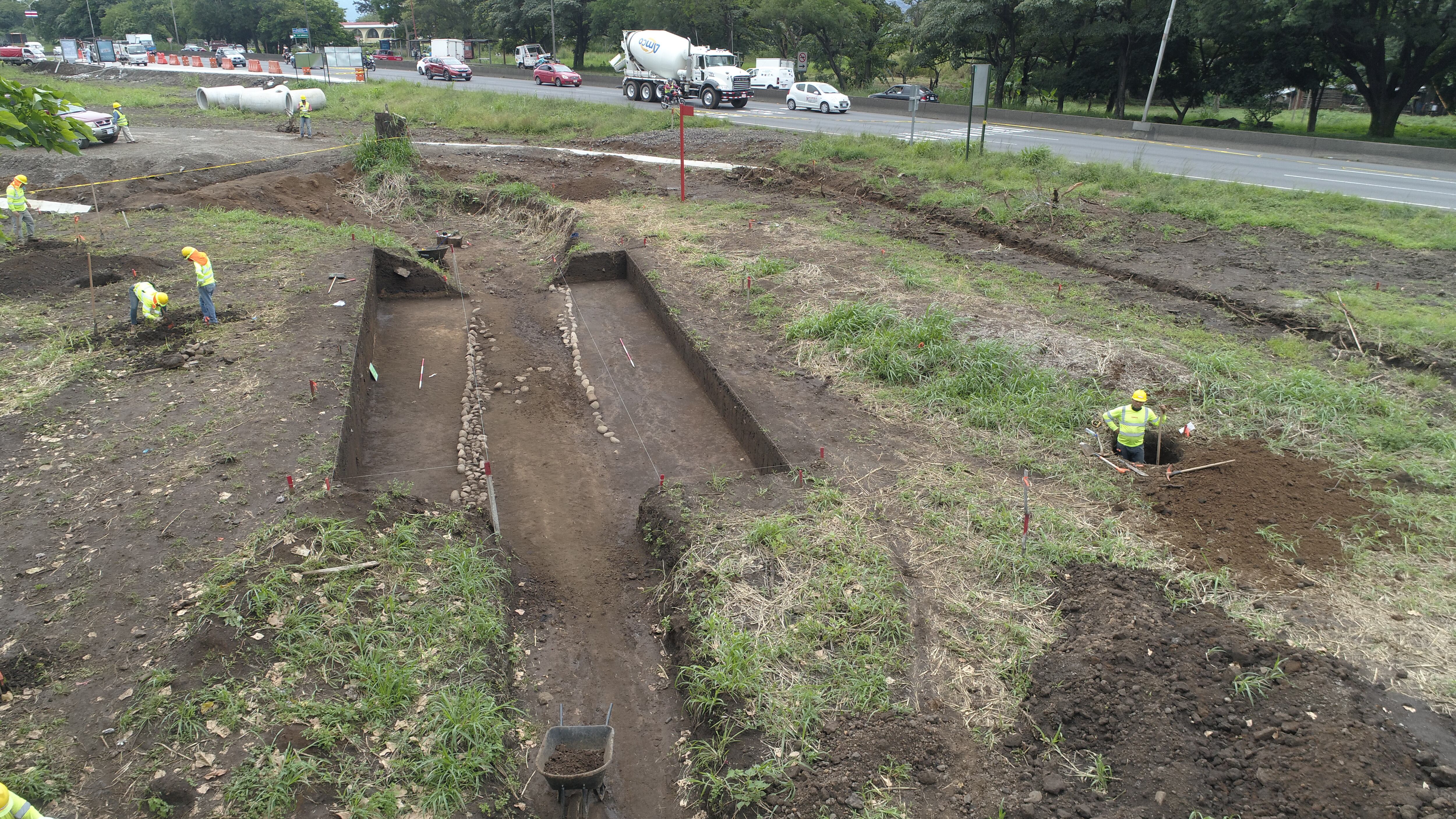 Cuatro tumbas precolombinas fueron el descubrimiento que arquéologos realizaron en las obras de la ruta San José-San Ramón, específicamente en el conector Barreal-Castella, muy cerca del Conservatorio Castella en Heredia.