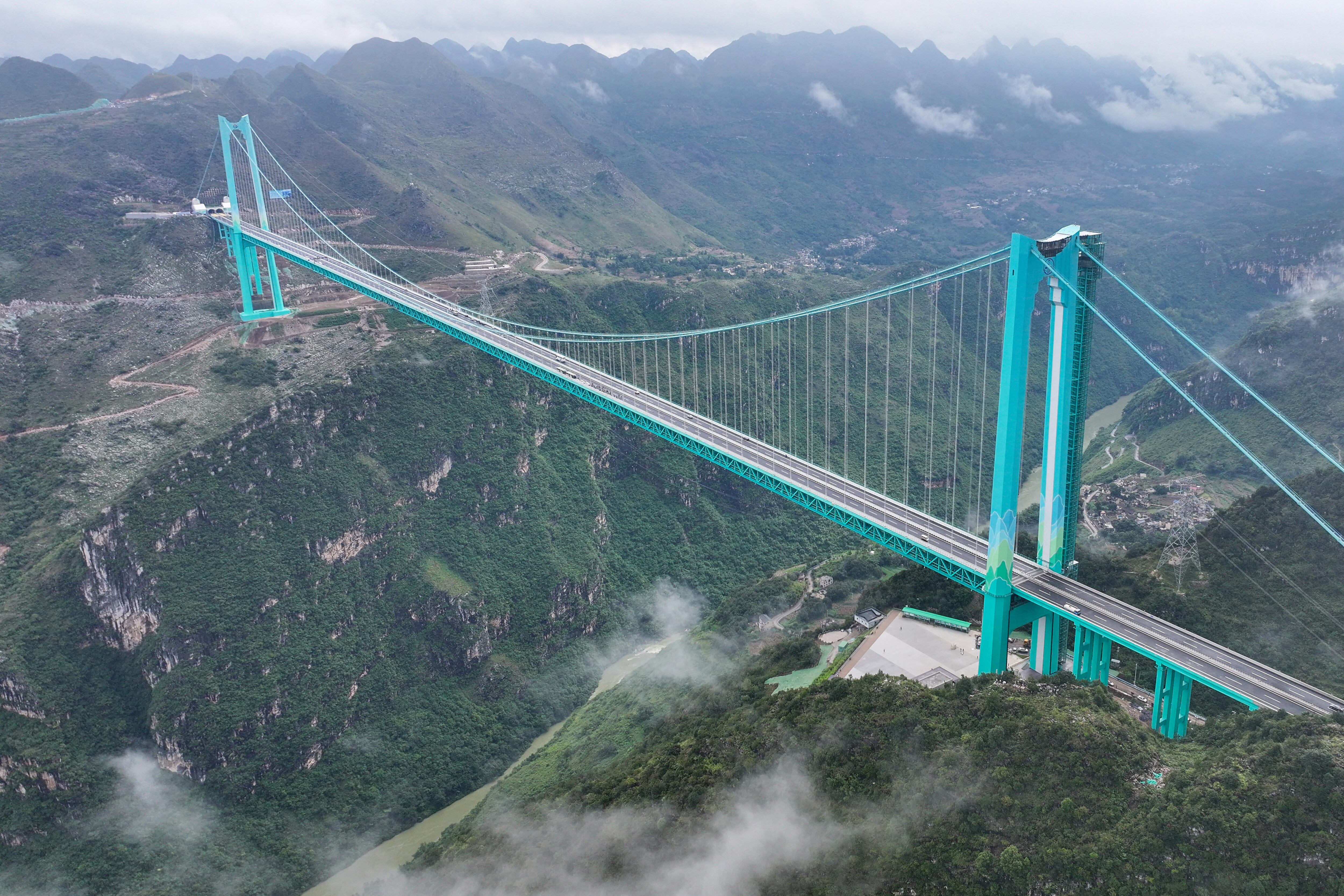 China abrió el puente más alto del mundo, con 625 metros de altura, y redujo un viaje de dos horas a solo dos minutos en la provincia de Guizhou.
