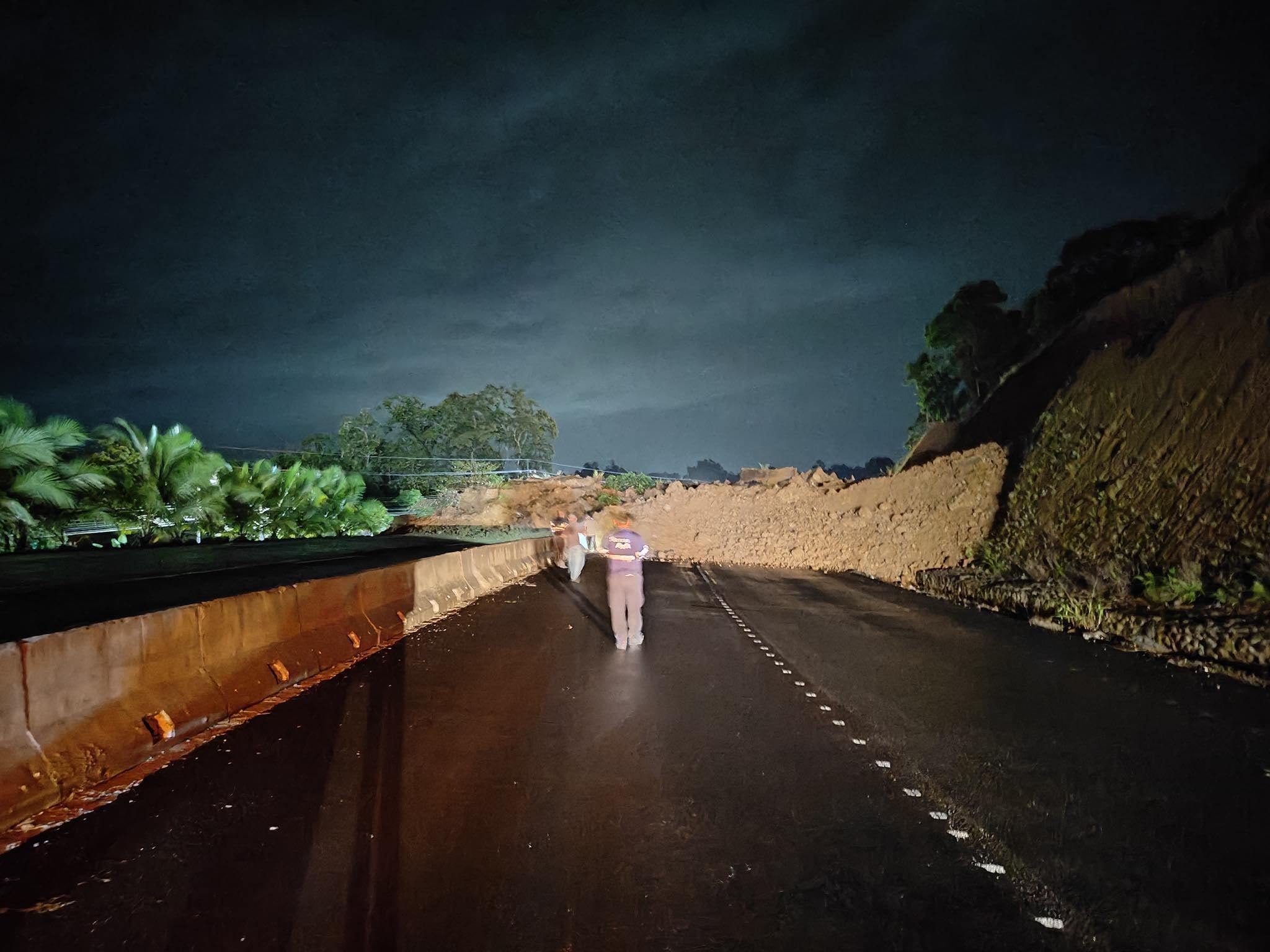 El derrumbe ocurrió en el sector de Pacuarito. Foto Municipalidad de Siquirres.