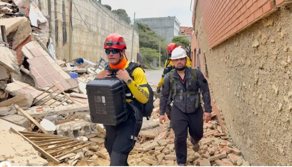 Bomberos ticos buscan posibles sobrevivientes en Venezuela