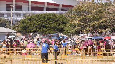 Concierto de Karol G: Ticos durmieron en la calle y hacen largas filas para ver a la “Bichota”