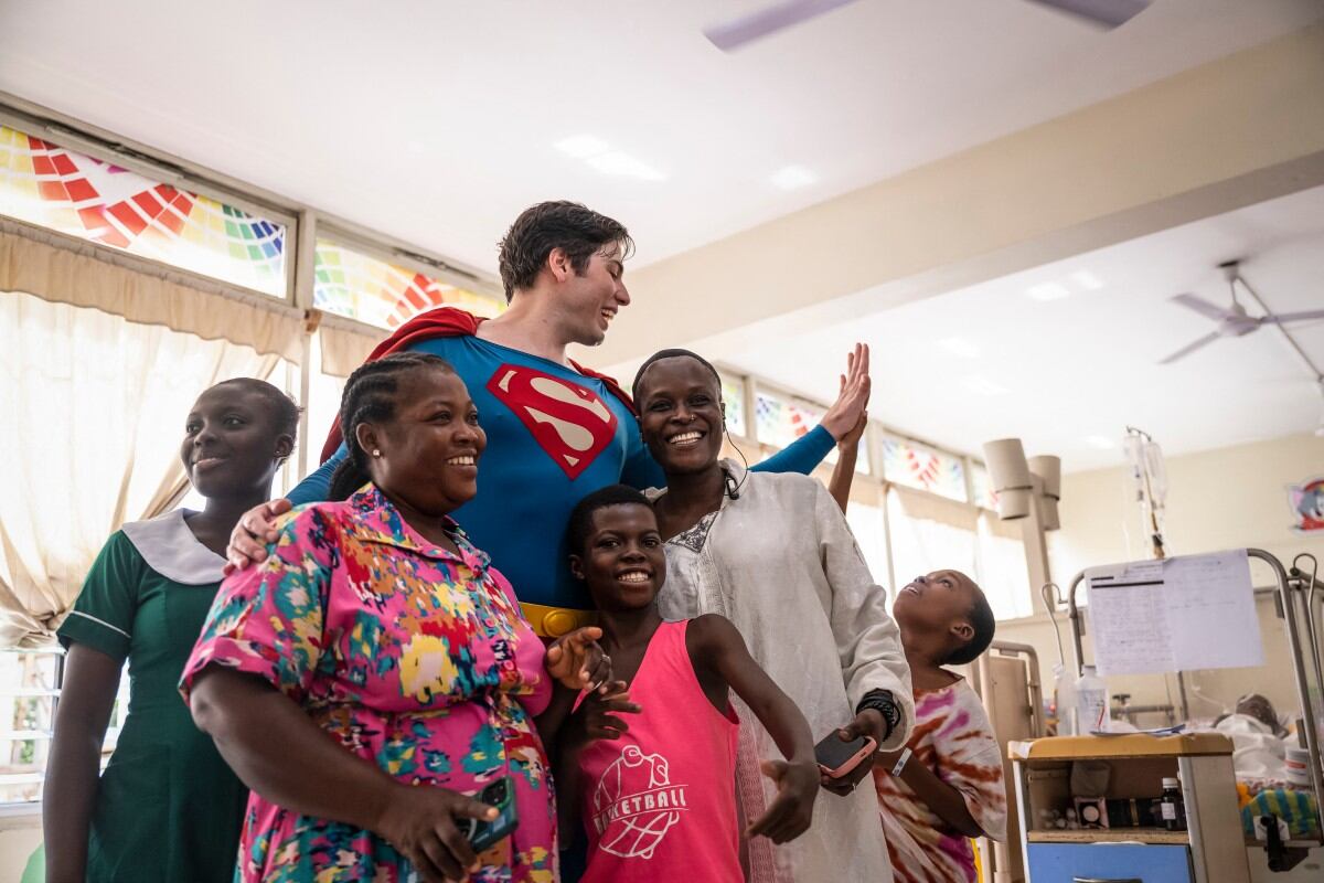 La misión humanitaria del “Superman brasileño” que llenó de sonrisas a menores en África