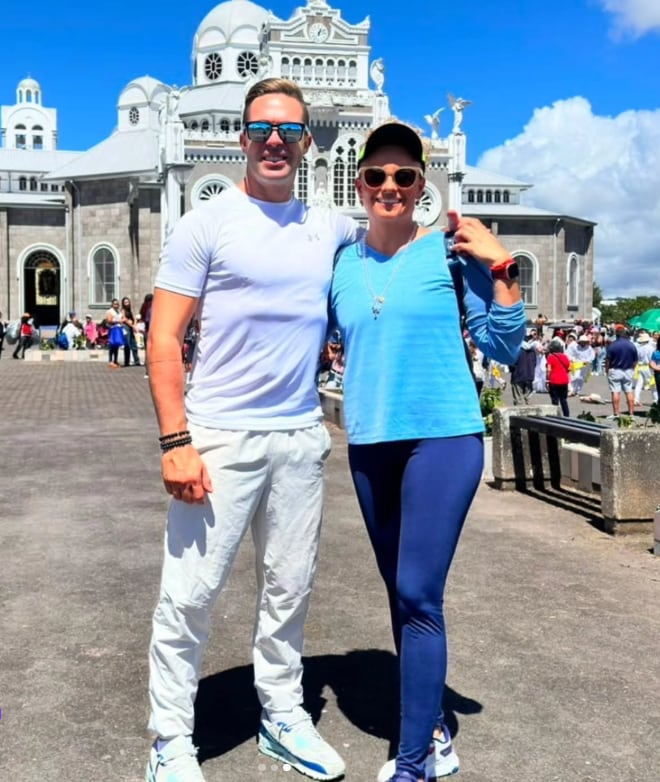Ítalo Marenco y su esposa Cindy Villalta hicieron la romería este 30 de julio de 2026 para agradecer por la llegada del presentador a Teletica.