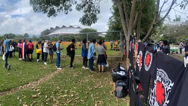 Fanáticos de Red Hot Chili Peppers hacen fila desde buena mañana en las afueras del Estadio Nacional