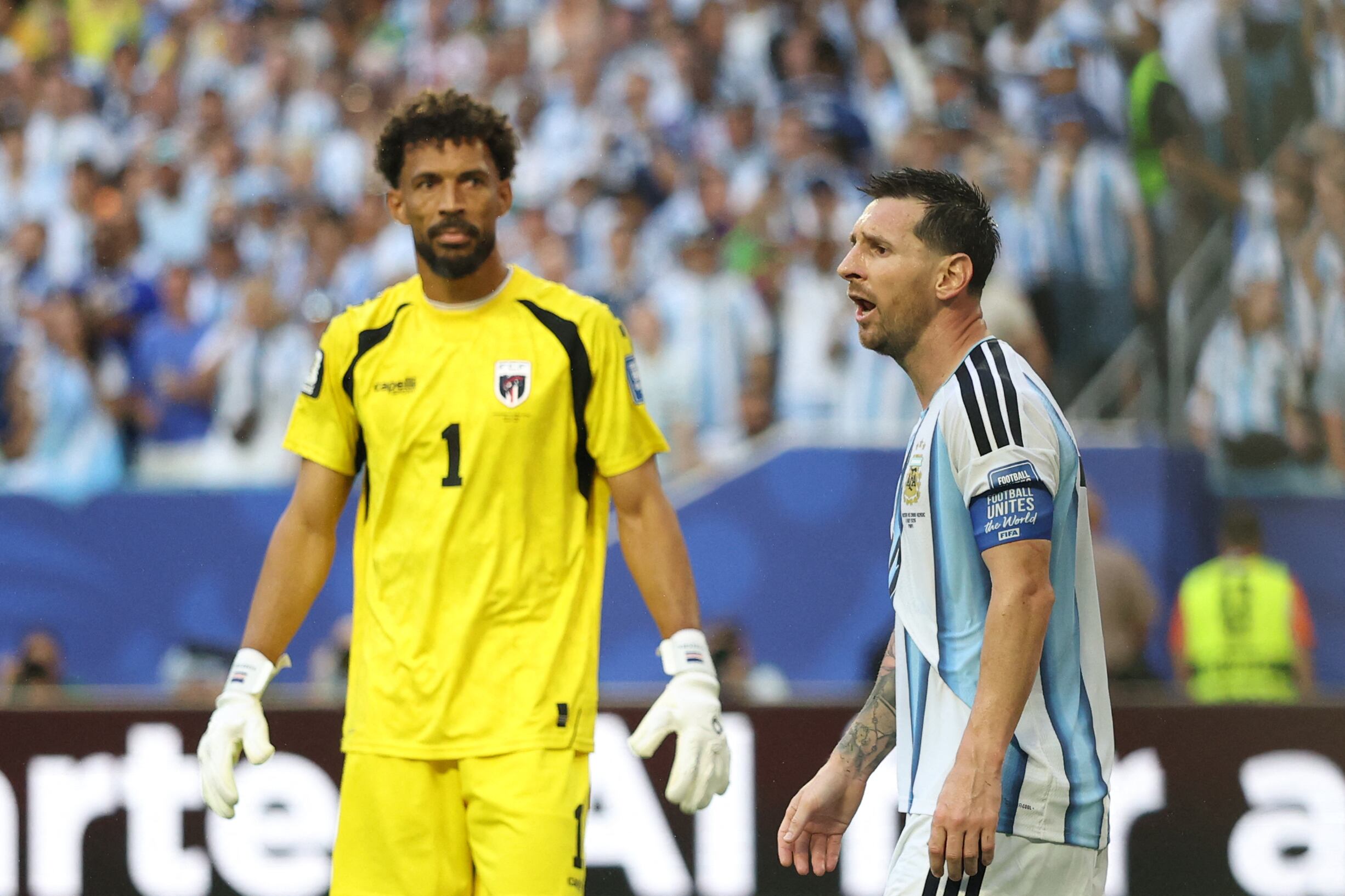 El delantero argentino Lionel Messi (derecha) y Vozinha (izquierda), durante el partido de dieciseisavos de final de la Copa Mundial de 2026 entre Argentina y Cabo Verde, disputado en el Estadio de Miami.