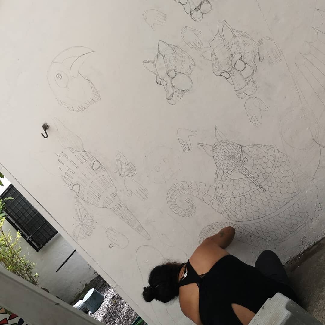 Pintar las paredes de la casa a partir de un boceto hecho por la artista Laura Chevez, le ayuda a Sol Cisneros a desestresarse en tiempos de pandemia