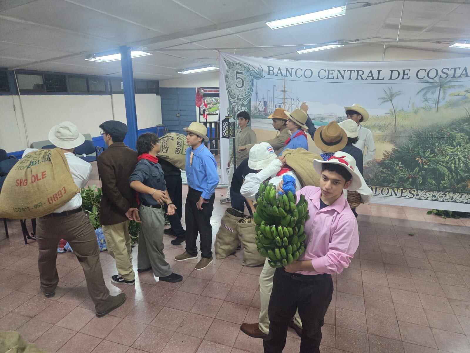 25 jóvenes del Colegio Técnico Profesional Carlos Pascual Zúñiga de San Rafael de Heredia le dio vida a nuestro hermoso billete de 5 colones. El director de la puesta en escena es Jonathan Arce Rodríguez y la idea fue de Juan Francisco Valerio Delgado, quien es investigador sociocultural. El CTP tiene un proyecto con los estudiantes que se llama "Viajeros en el tiempo".