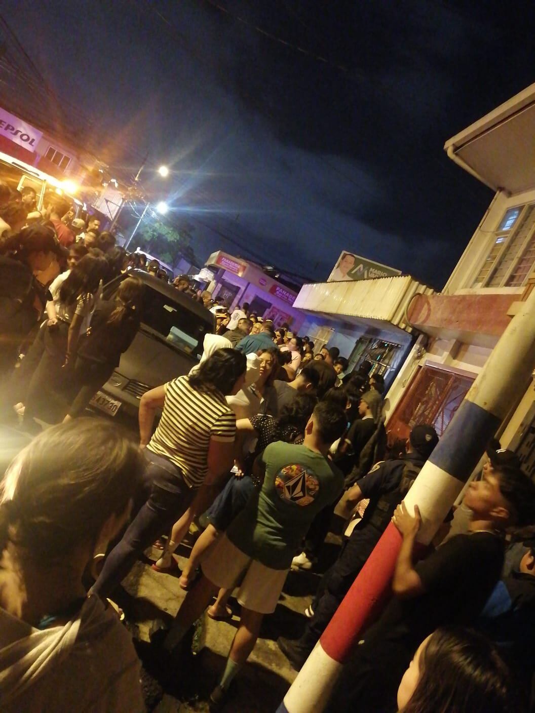 Decenas de padres fueron a la casa de una mujer de apellido Madrigal, a quien denuncian de no pagar paquetes de baile de graduación.