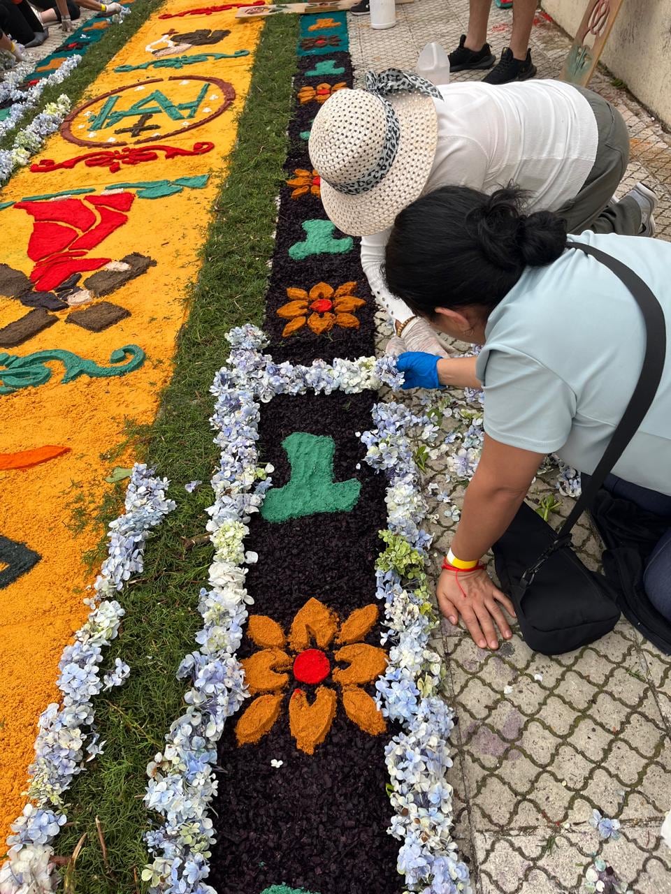 La celebración de Corpus Christi, desde la madrugada del domingo 7 de junio decenas de vecinos trabajaban contra reloj para convertir las calles alrededor del templo de San Rafael Arcángel de Heredia en una verdadera alfombra de fe, color y tradición. Mauricio Campos fue uno de ellos.