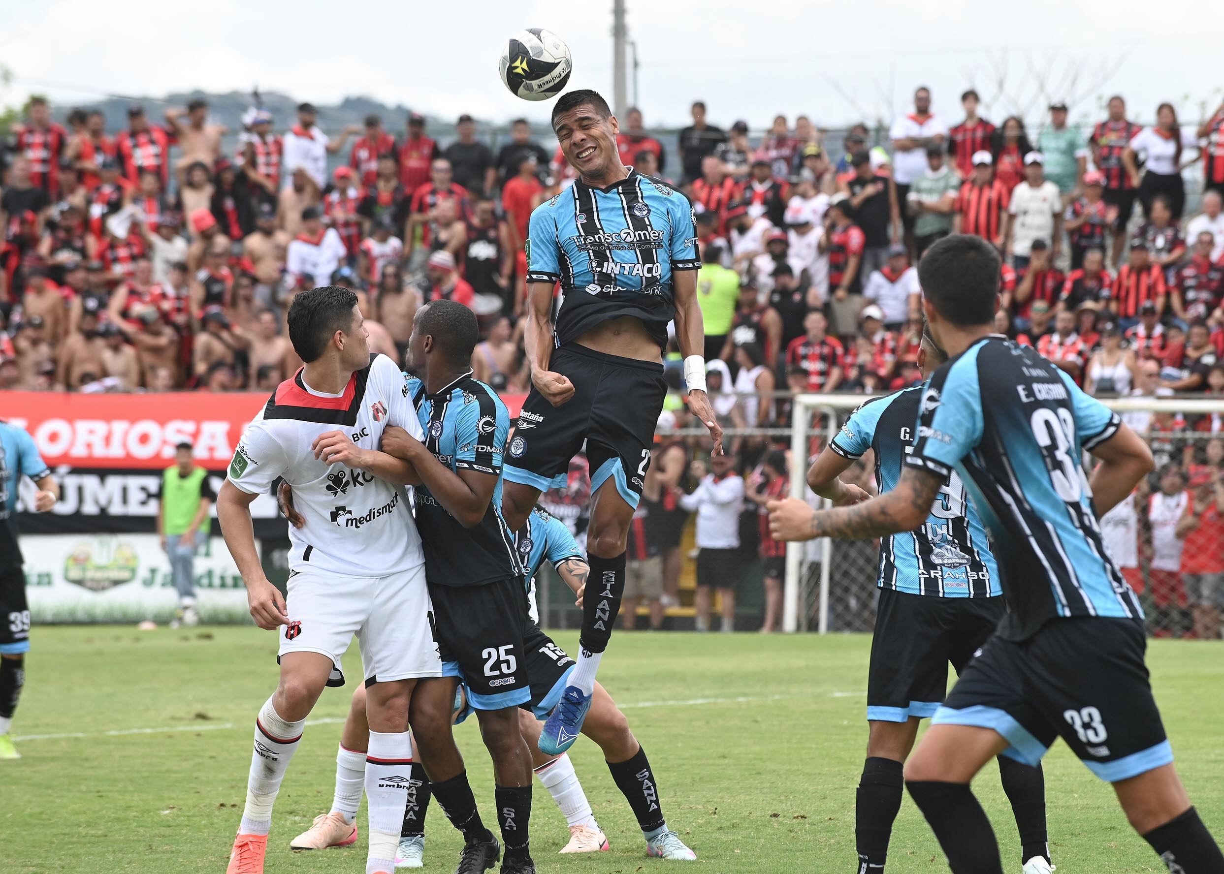 04 de mayo del 2025. Estadio de Piedades de Santa Ana. 11:00 hrs. Jornada 21 del Torneo de Clausura 2025 del Campeonato de Fútbol de Primera División. El equipo descendido, Santa Ana, enfrenta a la Liga Deportiva Alajuelense que disputa junto a Heredia y Cartago el primer lugar de la tabla de posiciones. El técnico manudo Oscar Ramírez presenta su propuesta que lo llevará hasta las instancias finales. En tanto el equipo de Santa Ana cumple con el programa del campeonato en dos partidos más a pesar de que ya descendió a la segunda categoría. Foto: Albert Marín