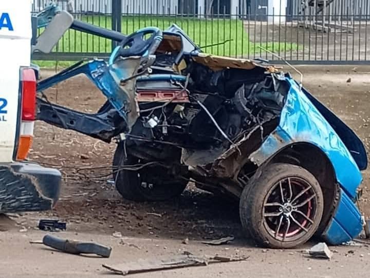 Un aparatoso choque entre dos carros dejó uno de estos partido en pedazos y cobró la vida de una persona. Foto: Tomada de redes sociales