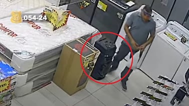 ¡Que descaro! Así fue como hombre robó enorme parlante de almacén