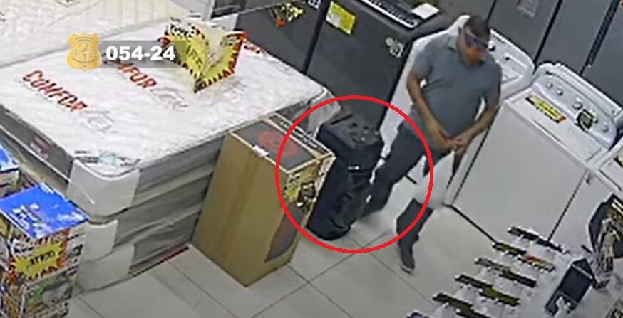 El sujeto quedó grabado en una cámara de seguridad.