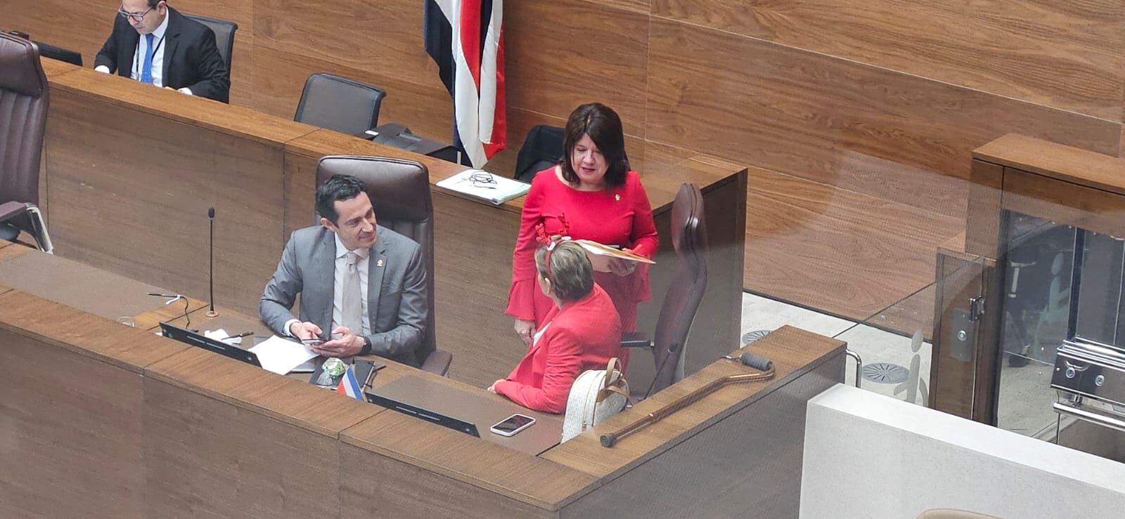 Gloria Navas puso el toque navideño en el último día del Congreso del año