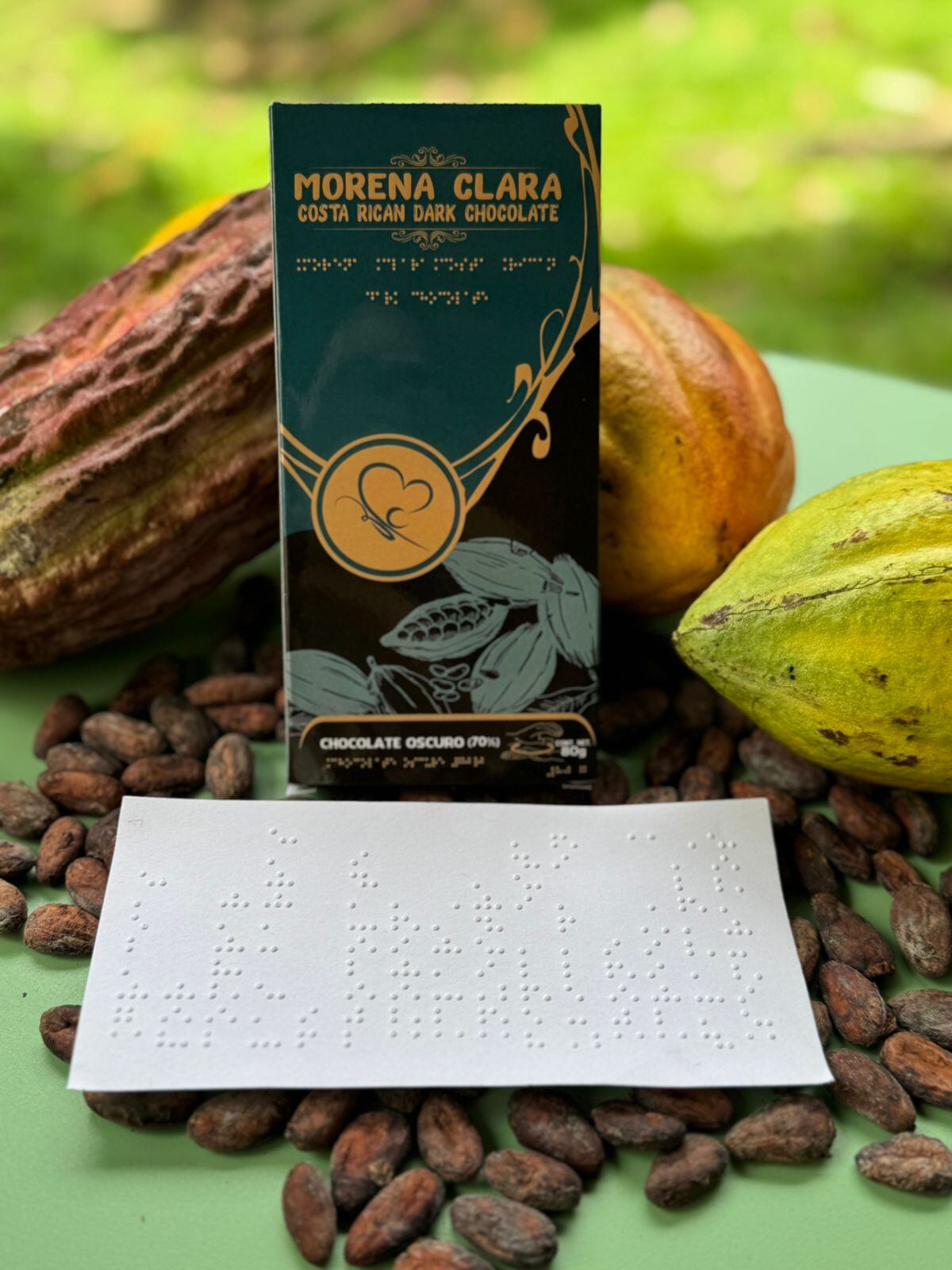 Andreas Cordero Ramírez en Hone Creek, Talamanca, ejerció más de 20 años como periodista, pero decidió volver a su amada tierra para emprender con chocolate 100% artesanal y natural. Su negocito se llama "Morena Clara".