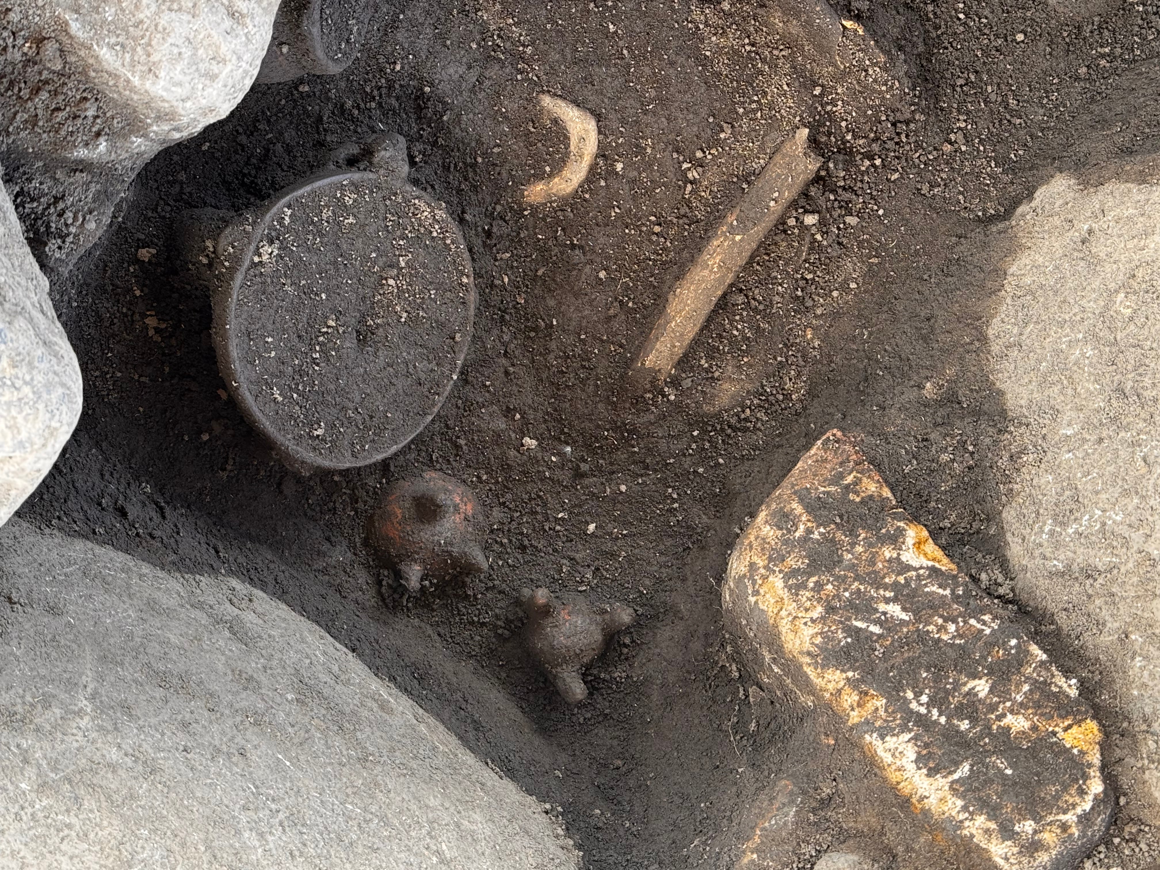 La experta del Museo Nacional, Grettel Monge Muñoz, nos confirma que lo encontrado en Agua Caliente de Cartago es un cementerio de cementerios indígena y que, por los hallazgos logrados hasta el momento, se trata de un lugar en donde enterraban a indígenas importantes y platudos.