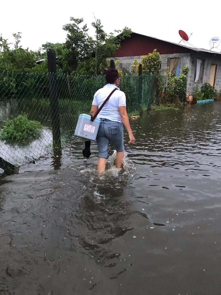 Cada día es una lotería para un grupo de seis trabajadores del área de salud de Siquirres quienes no ponen peros y a buena mañana realizan giras para llegar hasta comunidades de difícil acceso en Pacuare y Parismina e y vacunar contra el covid-19