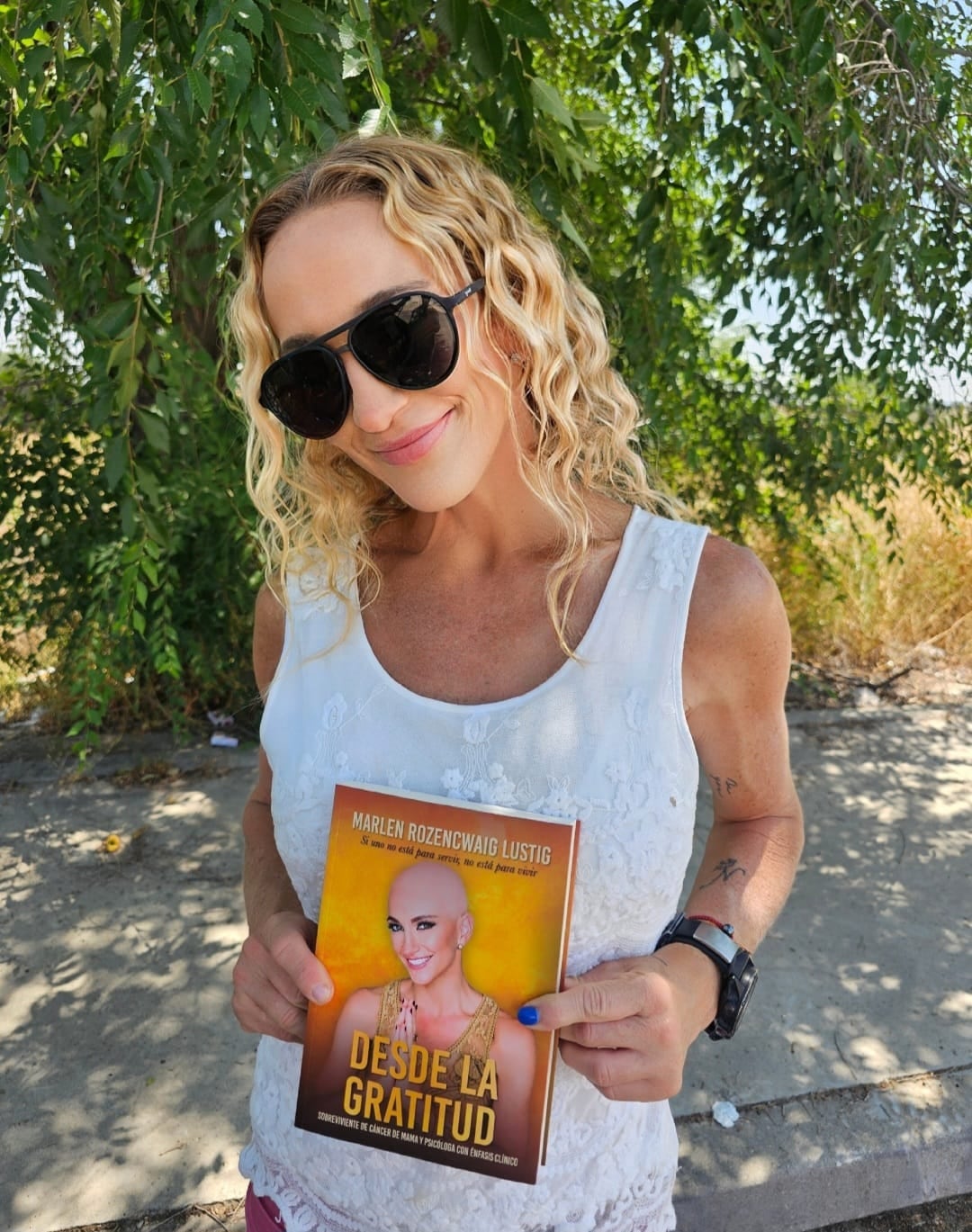 Marlen con su libro