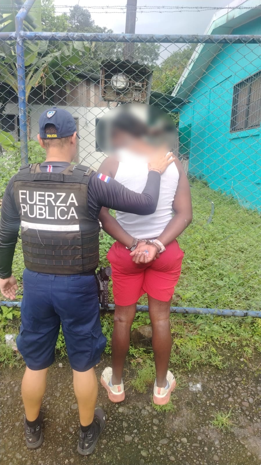 Detienen a un hombre que custodiaba a otro que lo tenían maniatado y con múltiples lesiones dentro de un búnker en el Siquirres, Limón. Foto: MSP