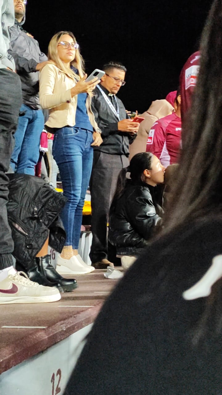 El padre Norberto Esteban Ramírez es feliz viendo al Deportivo Saprissa desde la gradería de sol sur. Yenci Aguilar.