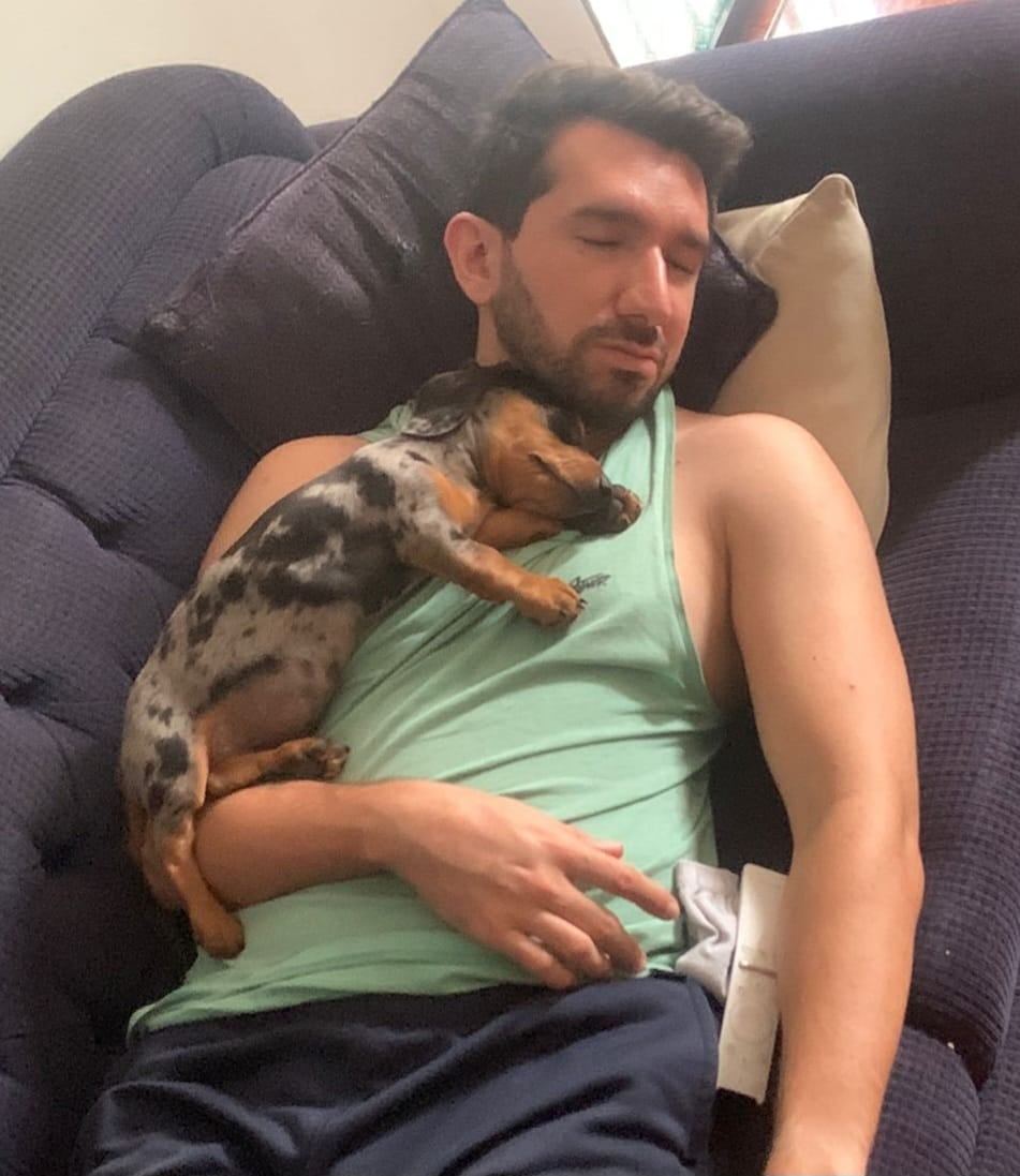 Juan Carlos Zumbado y su perro salchicha Teo.